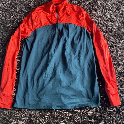 Long-sleeve shirt like new, red and black, with half zip