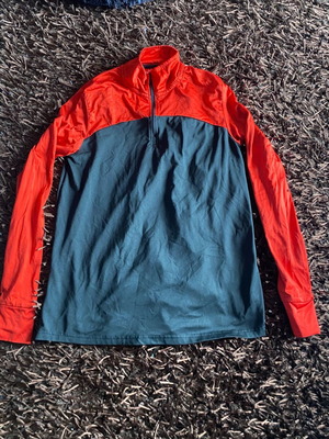 Long-sleeve shirt like new, red and black, with half zip