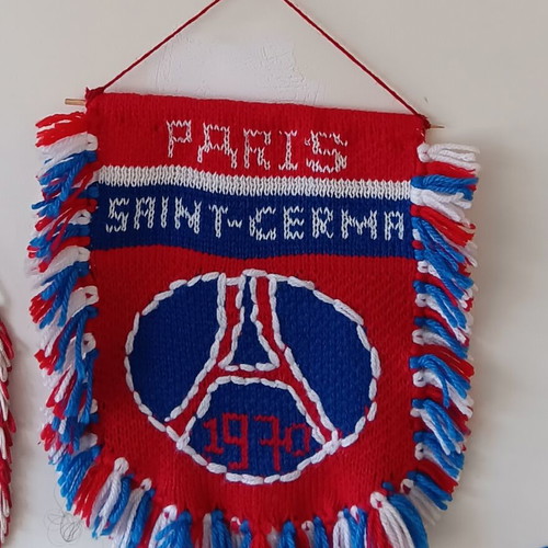 PSG Knitted Banner like new, single-sided with hand-stitched fringes
