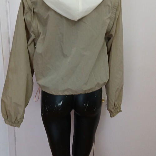 Puma Teen Windbreaker Jacket like new, detachable sleeves, white beige