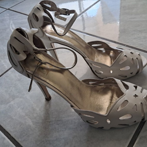 Handmade bridal leather sandals size 41, like new, white sugar color