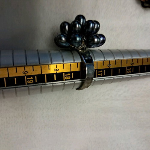 Ring with black beads like new