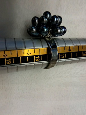 Ring with black beads like new