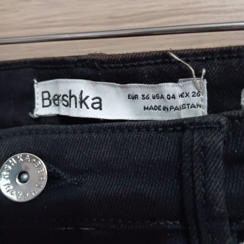 Γυναικείο παντελόνι Bershka μαύρο σαν καινούργιο, κοντό