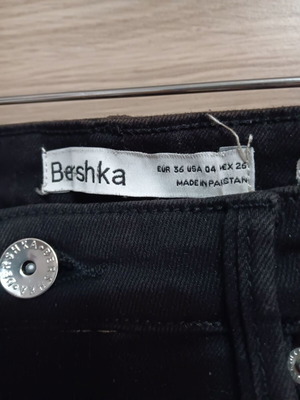 Γυναικείο παντελόνι Bershka μαύρο σαν καινούργιο, κοντό