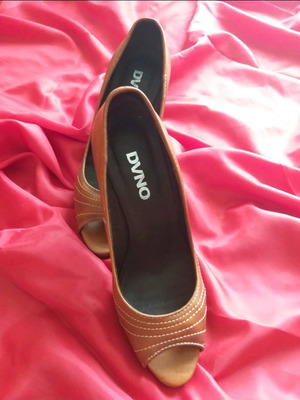 Brown pumps size 40 new with hidden heel lift