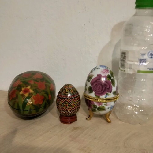 Egg box set like new, 1 wooden and 1 porcelain