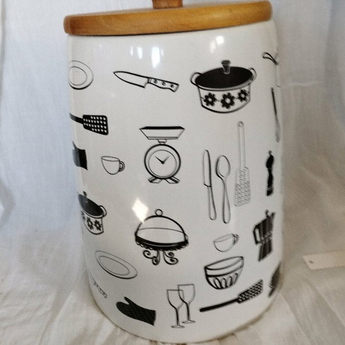Earthenware kitchen container like new with airtight lid