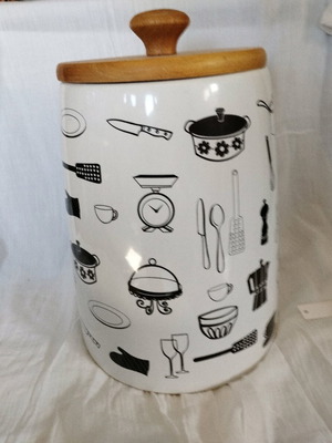 Earthenware kitchen container like new with airtight lid