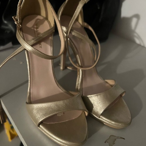 Wall Street evening sandals gold like new with heel and straps