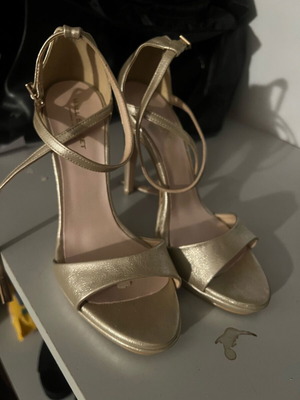Wall Street evening sandals gold like new with heel and straps