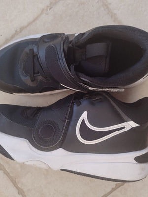 Nike Team Hustle D 11 παπούτσια νούμερο 39 σαν καινούργια, μαύρα