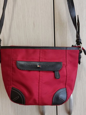 Τσαντάκι Tommy Hilfiger χιαστί κόκκινο μεταχειρισμένο με δερμάτινο λουράκι