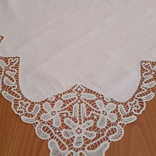 Handmade lace tablecloth ecru, like new, 90x90 cm