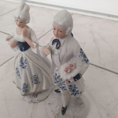 Decorative plaster figurine couple like new