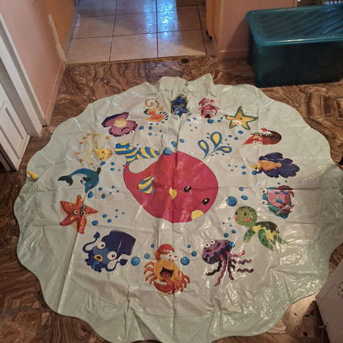 Baby and children's water play mat like new, fountain water spray
