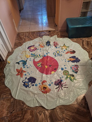 Baby and children's water play mat like new, fountain water spray