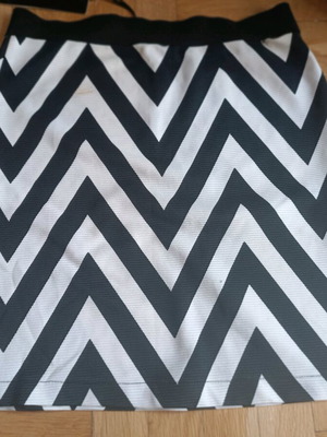 Mini fitted elastic skirt new, black and white, size S