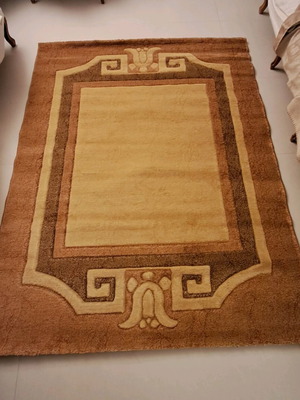 Large winter rug like new, 100% polyester, made in Turkey