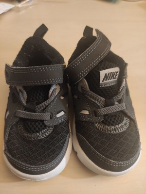 Nike βρεφικά αθλητικά παπουτσάκια μεταχειρισμένα, νούμερο 21