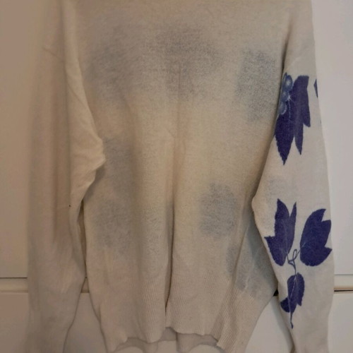 Woolen sweater with leaf pattern