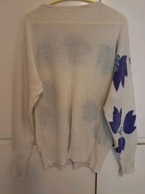 Woolen sweater with leaf pattern