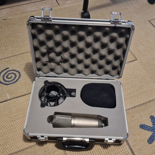 Behringer B-1 Condenser Microphone XLR Shock Mounted Like New, Gold
