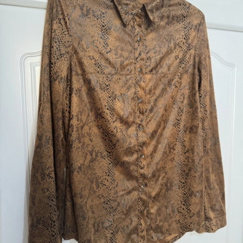 Shirt like new, thick fabric, fitted, size S