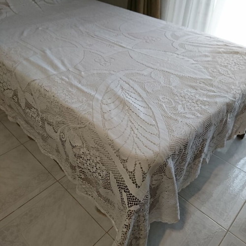 Bed cover like new, traditional handmade cotton lace for single bed