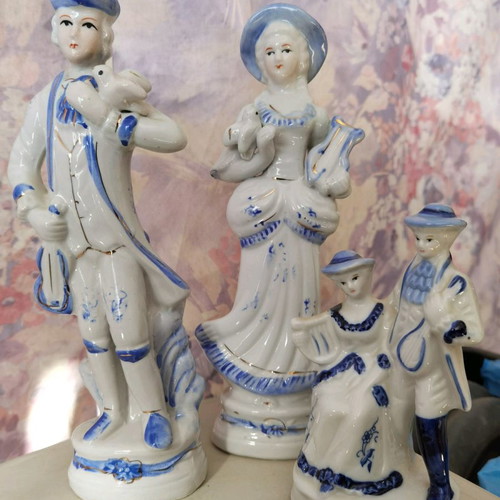 Porcelain figures old in excellent condition
