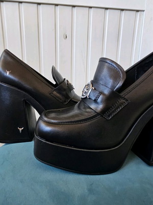 Winston Smith black leather pumps new, size 39