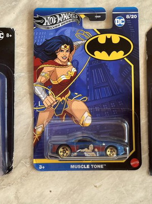 Hot Wheels Batman συλλεκτικό σετ με 2 Batcycle 1:50 και Muscle Tone 8/20