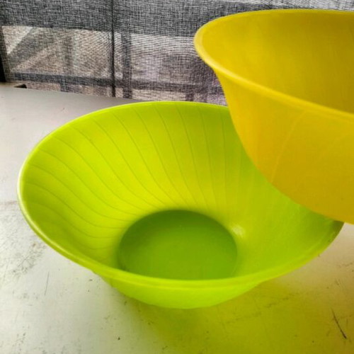 Plastic bowls used, pack of 3, durable, 23cm diameter