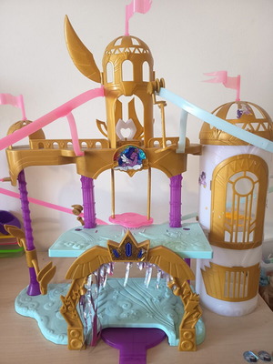 Little Pony castle used with missing wing and curtain