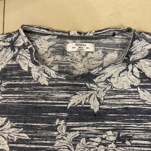 Bershka T shirt size L like new