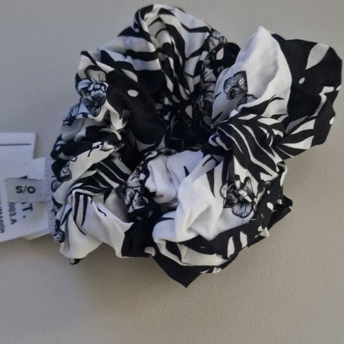 MAT Fashion scrunchie black and white floral design