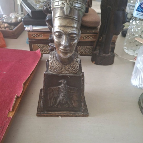 Bronze bust of Queen Nefertiti, Egyptian style
