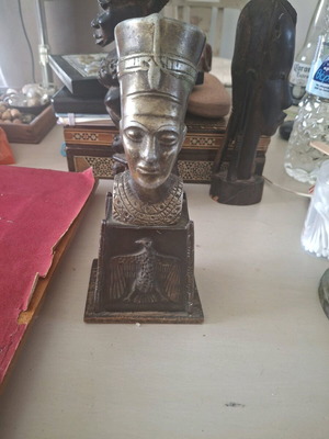 Bronze bust of Queen Nefertiti, Egyptian style
