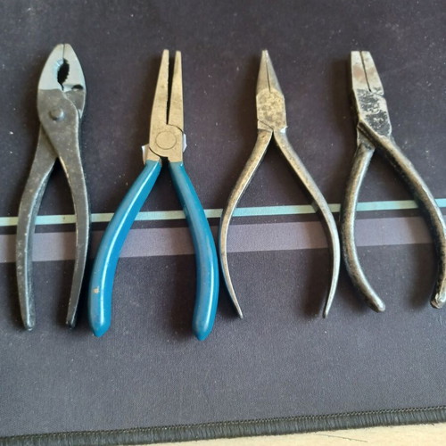 Set of pliers and needle-nose pliers used