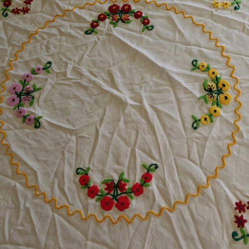 Handmade tablecloth 180 diameter like new