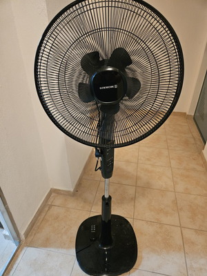 Morris extendable floor fan like new with remote control