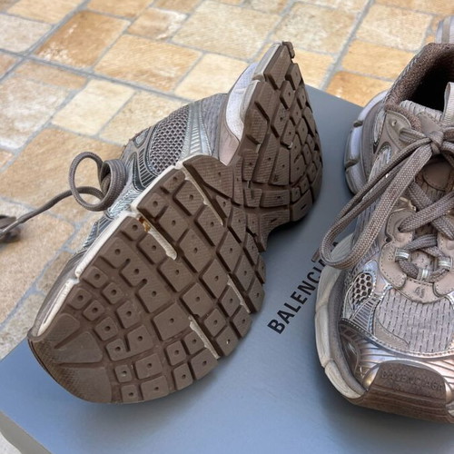 Balenciaga athletic shoes 3XL like new, taupe mix, size 41