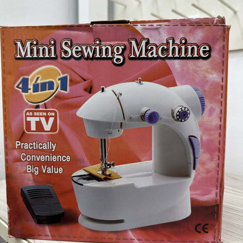 Mini sewing machine new with power and batteries