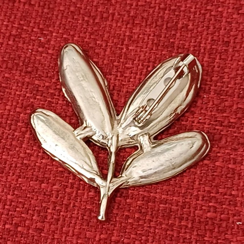 Olive leaf pin like new, silver color