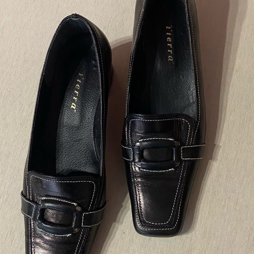 Tierra leather black pumps with square toe like new