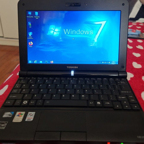 Toshiba NB200 netbook with bag and wireless mouse