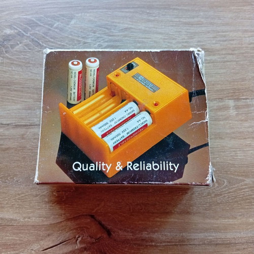 Battery Charger from the 80s new, for collectors