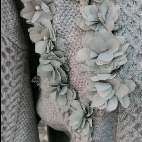 Knitted sweater with organza flowers and pearls, new, one size, gray