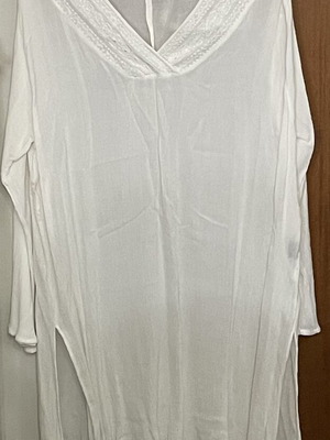 White kaftan with embroidery and side slits