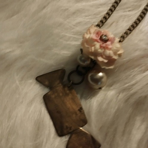Handmade necklace used caramel with pearl and flower bronze
